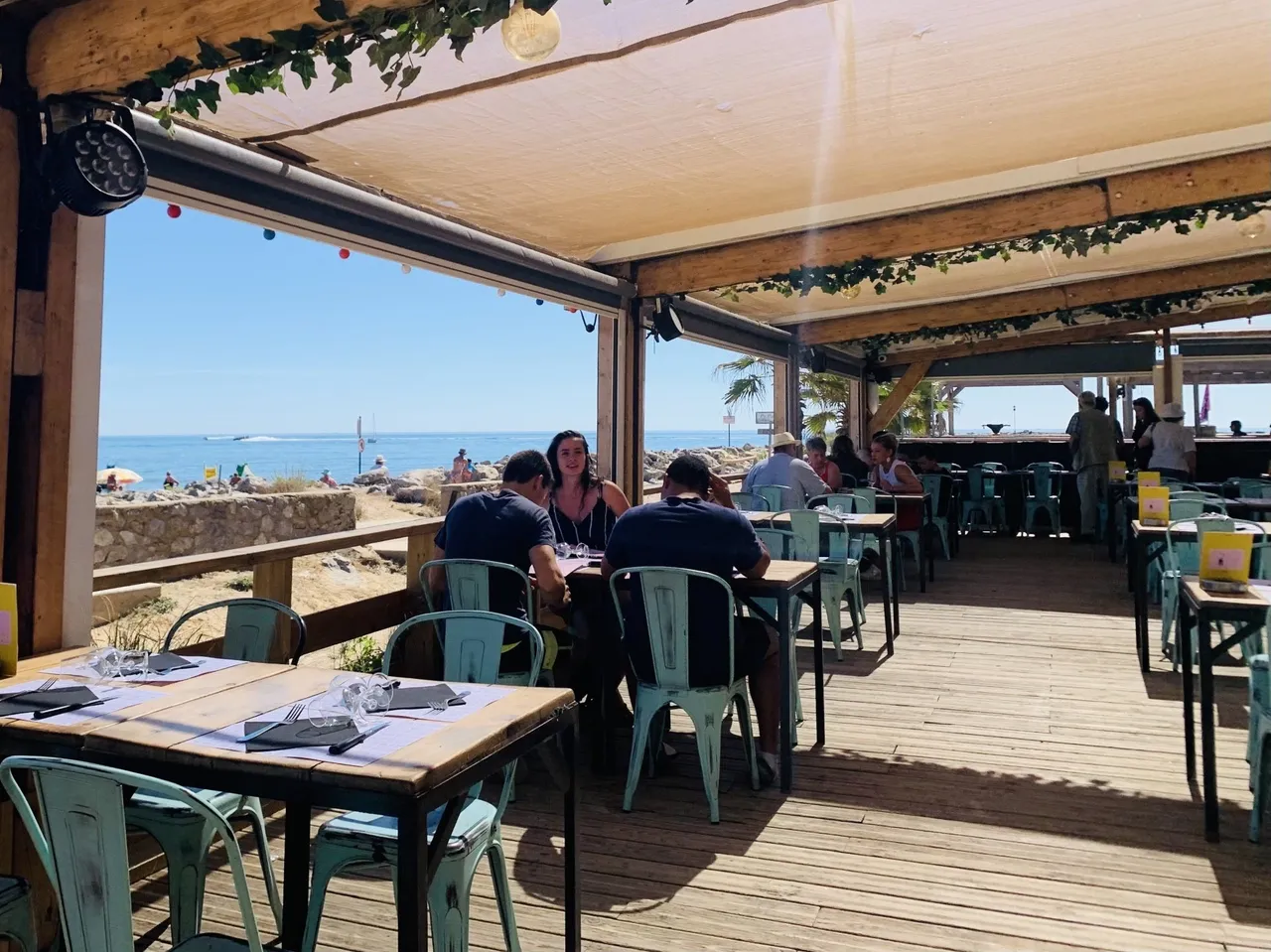 Die Terrasse des Paparazzo mit Blick aufs Meer an der Plage des Chalets